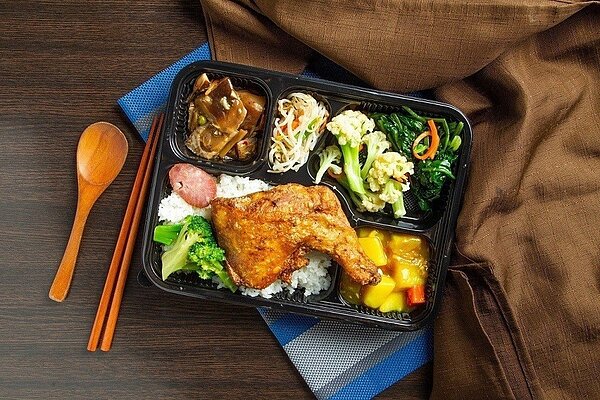 金金台式精緻料理的烤味大雞腿飯。 圖/戶戶送提供