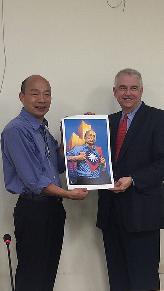 現為AAE執行長David Martin拜會韓國瑜市長,主要是洽談合作設立漫畫遊戲孵化器。圖/高雄市政府提供