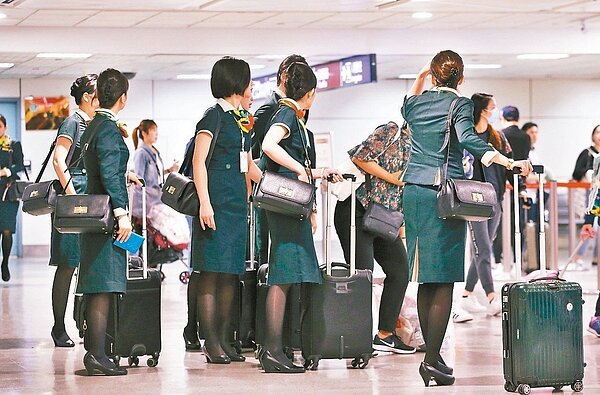 長榮航空空服員罷工投票進入第2天,勞動部今表示,雖然在罷工期間,勞工不提供勞務,資方可以停止給付薪水,但僱傭關係仍然持續,因僱傭身份衍生的勞健保等,雇主仍有義務要幫罷工者投保。