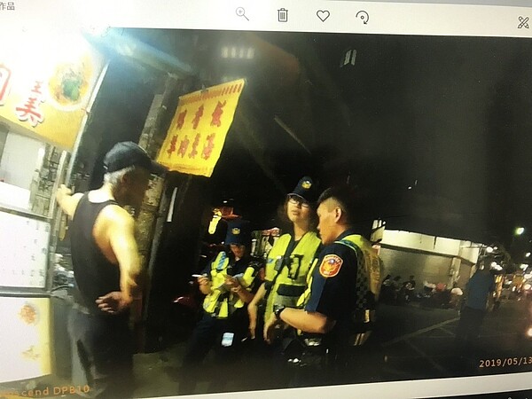 桃園八德大湳商圈周邊廣福路,周邊緊鄰國小、商家及住宅區,商機人流不斷,因此長年吸引不少流動攤販擺攤做生意,形成在地小型夜市生態,但因非法擺攤,民眾檢舉後警方依法前往取締開單。 圖/警方提供