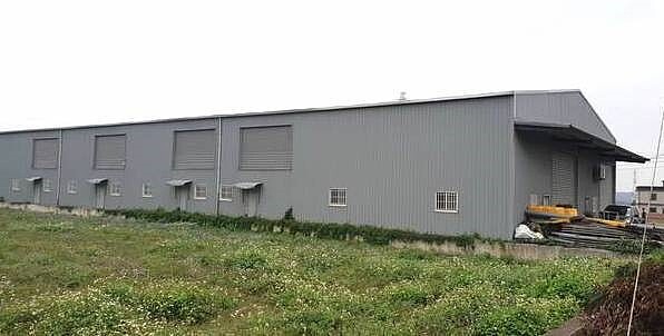 新竹縣黃姓男子在湖口一處農地違法搭建千坪鐵皮屋,還出租做倉庫賺取租金,新竹地檢依違反區域法起訴。記者張雅婷/翻攝