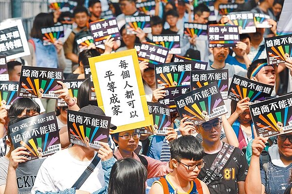 立法院14日針對同婚專法進行逐條朝野協商,挺同團體成員在場外召開記者會,持標語看板高喊「結合不是結婚,台灣婚姻不要一國兩制」口號,力挺政院版同婚草案。(郭吉銓攝)