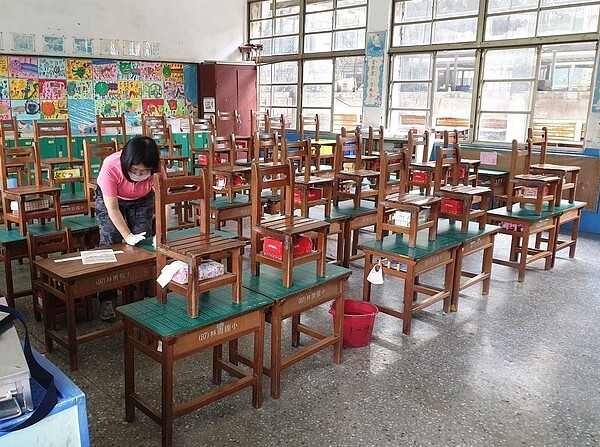 高雄市某國小上周爆出13名學童類流感群聚事件,其中6人確診B型流感。衛生局發現該班早在4月底至5月初就出現第一波群聚感染,其中2人還照常到校,造成次波疫情擴大,決定對校方開罰。(圖/高雄市衛生局提供)’