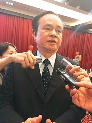 中華郵政智慧物流中心倉儲擬分十五個單位出租，被指由評選最優的PChome全數承租，有獨厚特定廠商之嫌，中華郵政總經理陳憲着還因此「被退休」。 聯合報系資料照