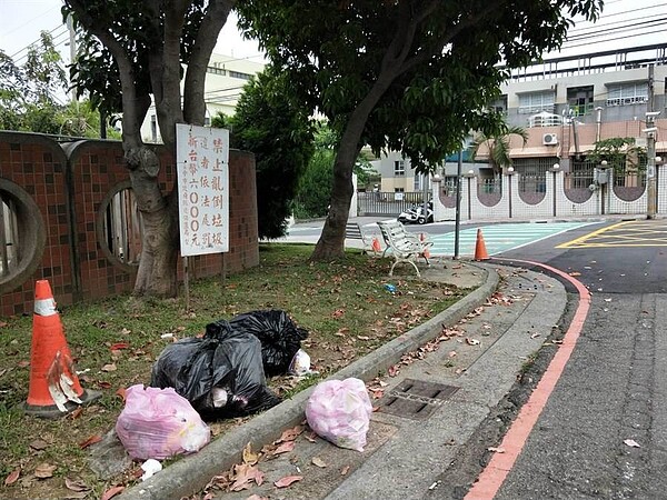 六路18街長期遭棄置大小包垃圾，後方的北勢國小身受其害。（陳淑娥攝）