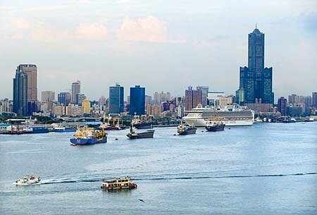 打開大門,連結世界,台灣才有競爭力。圖為高雄港和85大樓周遭亞洲新灣區一景。圖/本報資料照片