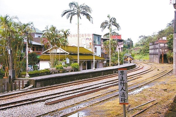 台鐵想要延長菁桐火車站月台,地方擔心毀了菁桐最珍貴景觀,發起守護行動,台鐵今晚回應要停止辦理月台延長案。 圖/楊錦聰提供