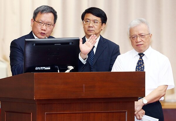立法院財政委員會昨天審查境外資金專法，財政部長蘇建榮（左起）、金管會副主委張傳章、央行副總裁嚴宗大列席備詢。（圖／聯合報記者杜建重攝影）