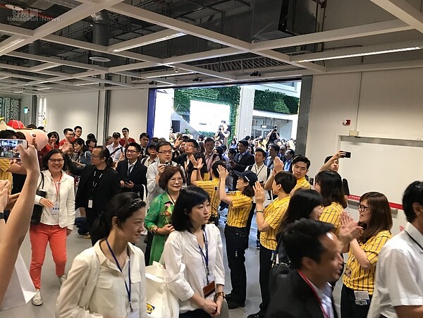 IKEA新店店開幕,湧進大批民眾。李彥穎攝