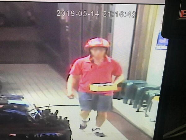 戴姓男子拿包裹要放到建築設計公司途中的畫面。記者林保光/翻攝