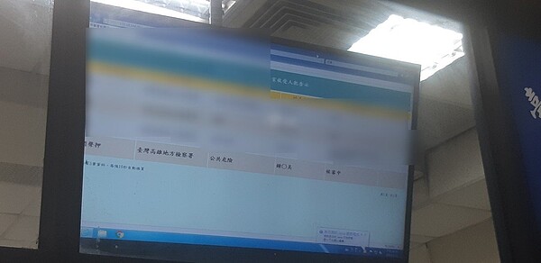 鼓山包裹炸彈案女嫌移送高雄地檢署,檢方認定她涉犯殺人未遂等罪嫌,犯罪嫌疑重大,聲押禁見候審中。記者賴郁薇/翻攝