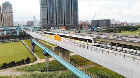 捷運環狀線二期上月獲政院核定,卻要等到2021年才能開工。圖為環狀線第一階段列車測試行駛場景。(本報資料照片)