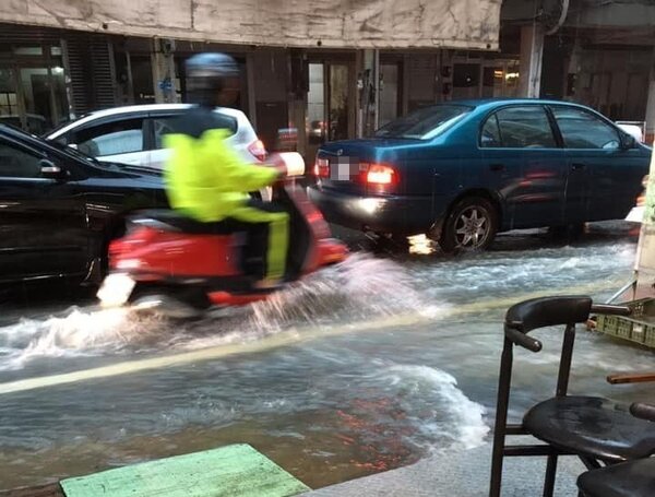 網友PO圖學府路淹水嚴重，影響交通安全。圖擷自新竹爆料公社