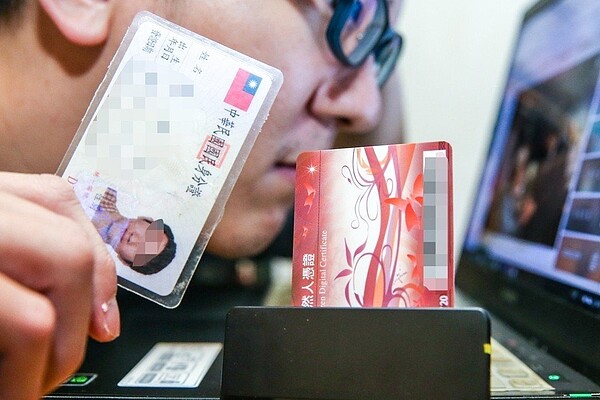 晶片身分證計畫於明年10月發放,未來身分證與自然人憑證可望結合。 本報資料照片/記者鄭清元攝影