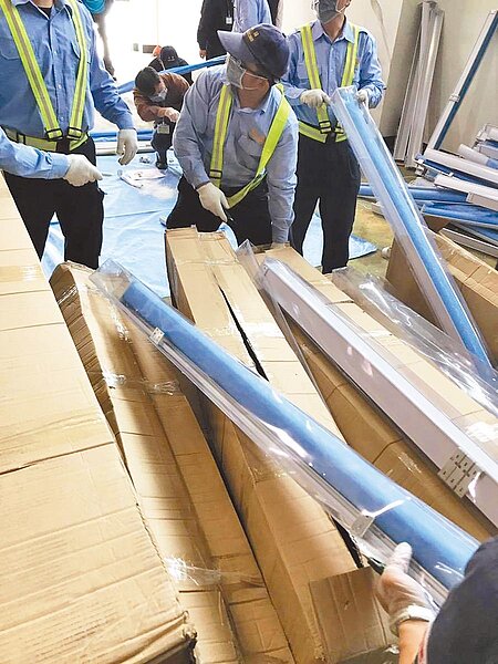 販毒集團將K他命毒品夾藏在窗簾鋁管內,被海關關員查獲962小包、總重305公斤的毒品。(檢方提供)