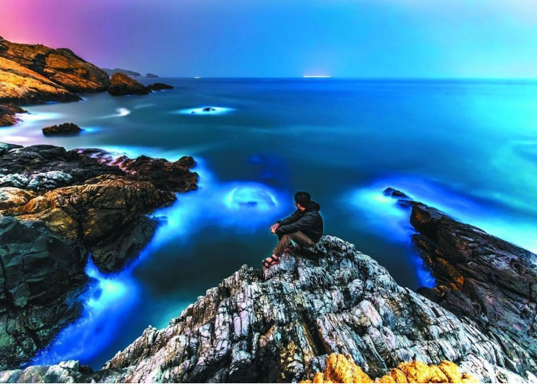 馬祖正值「藍眼淚」季節,今上午追尋藍眼淚熱門地點的北竿馬鼻灣及橋仔澳口出現今年密度最高的赤潮,預計近期將出現藍眼淚大爆量。圖/連江縣政府提供