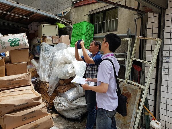 北市府接獲民眾檢舉違建,都會派員前往現場勘查確認違建屬既存或新違建。記者翁浩然/攝影