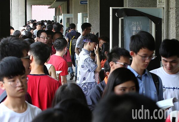 108學年度大學個人申請今放榜,分發缺額4699名創五年來新低,回流指考的人數比去年減少5790個。(圖/聯合報資料照片)