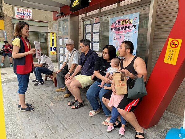 桃園市跟進,公車站「全面禁菸」違者開罰1萬。(桃園市政府提供)