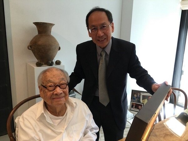 已故的旅美華裔建築師貝聿銘（左）百歲生日前夕與東海大學校長王茂駿赴美探望。圖／東海大學提供