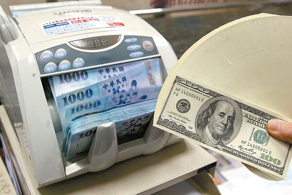 台幣兌美元匯率昨受台股大跌近百點衝擊,爆量重挫一點三二角。 圖/聯合報系資料照片