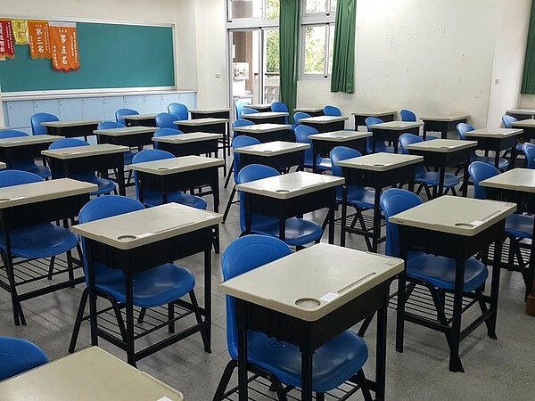 斗六高中育英樓、綠烜樓的36間教室作為試場,16日已全面消毒完畢。(圖/周麗蘭攝)