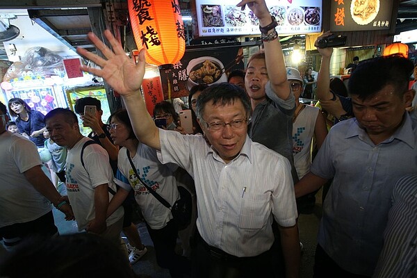 台北市長柯文哲晚間逛高雄瑞豐夜市,很受歡迎。記者劉學聖/攝影