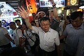 柯文哲逛瑞豐夜市引人潮　攤商互說「柯P要選總統了」