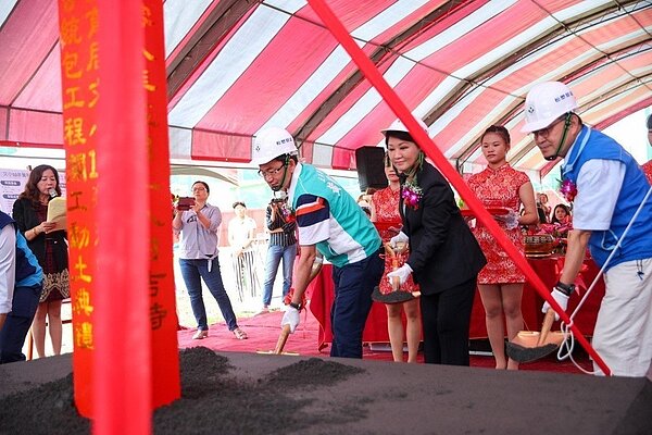 台中市東區旱溪重劃區非營利幼兒園開工動土,市長盧秀燕說,4年內要公幼公托要倍增,公共化幼兒園要達到180班,減輕家長送托負擔。(圖/台中市新聞局提供)