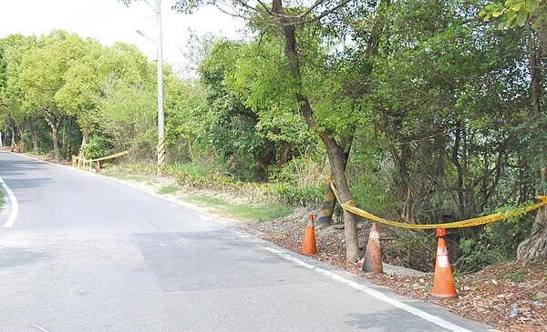 高雄市崗山之眼出入道路的邊坡滑落,民進黨立委邱志偉爭取經費修繕。(林瑞益翻攝)