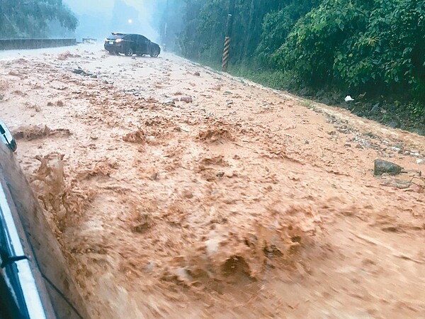 南投縣埔里鎮大坪頂昨天清晨洪水夾帶土石衝向路面，導致車輛受困，駕駛踩緊油門逃離，一路上滾滾泥流，相當驚險。 圖／泰雅渡假村總經理李吉田提供