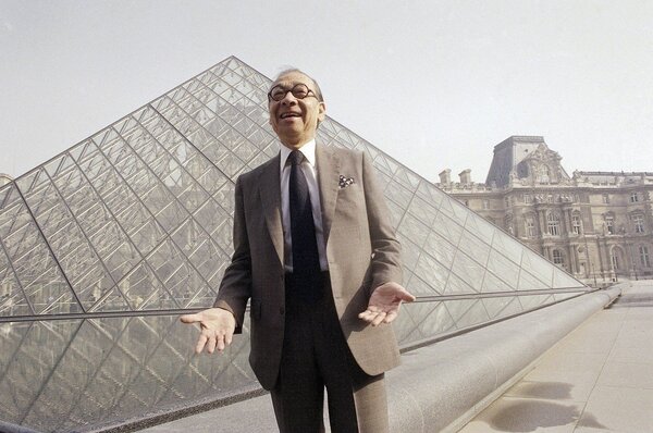 國際知名建築大師貝聿銘16日去世，享壽102歲。圖為貝聿銘1989年3月29日攝於他最知名作品之一的羅浮宮玻璃金字塔前。（美聯社）