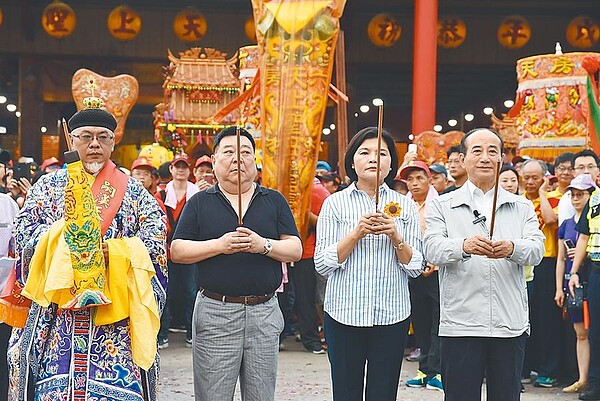 王金平（右）向六房媽祈求總統選舉順利，將來為國家奉獻一己心力。（圖／張朝欣攝）