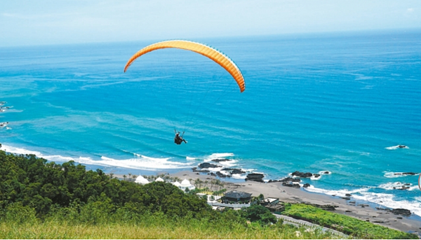 中央訂定「無動力飛行運動業輔導辦法」第十條規定，縣市政府得依該辦法，訂定自治法規或補充規定。體育署全民組表示，法令很清楚，業者要向地方政府申請飛行場的立案登記證。 圖/本報資料照