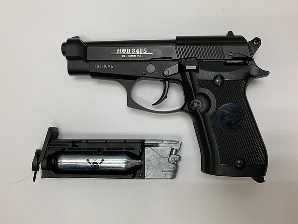 警方查扣黃男作案玩具槍枝。記者蕭雅娟/翻攝