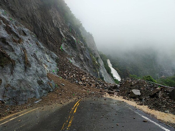 阿里山公路78.3公里處日前坍方。記者卜敏正／翻攝