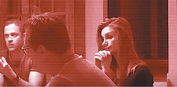 奧地利驚爆通俄門醜聞,副總理史特拉赫(中,側臉者),2017年選前與自稱是俄羅斯寡頭姪女的瑪卡洛娃(右)會面,見面影片日前被德國媒體公開,史特拉赫18日請辭,總理庫爾茨宣布提前大選,奧國聯合政府宣告崩解。(摘自網路)