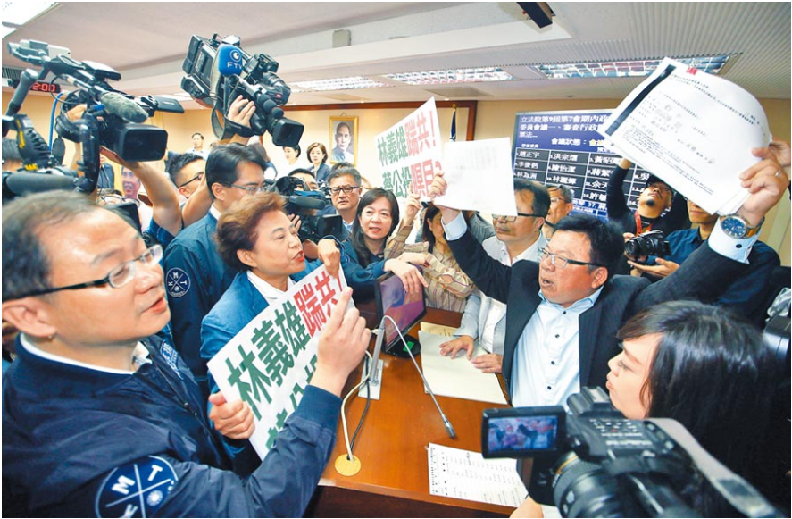 立法院內政委員會日前續審查《公投法》部分條文修正草案,國民黨立委持續杯葛;開會前,國民黨立委吳志揚(左起)、沈智慧、童惠珍等人與民進黨立委李俊俋(右)為公投法案內容爭論不休。(本報資料照片)