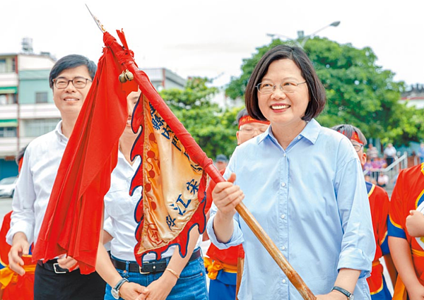 蔡英文總統參拜高雄「南海紫竹寺」。（總統府提供）