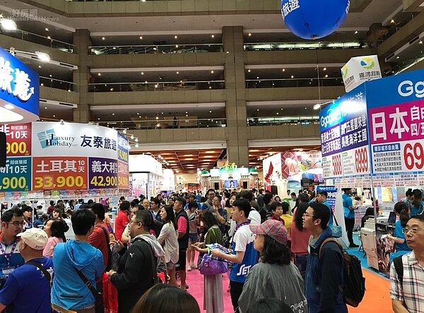 台北國際觀光博覽會最後一天,台北下著大雨,業者擔心業績受到影響。李彥穎攝