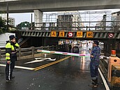 台中瞬間暴雨　市區下水道卡3車