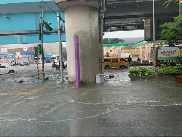 桃園機場捷運A8長庚醫院站外，上午10點路面出現大量積水，積水深度30公分。記者許政榆／翻攝