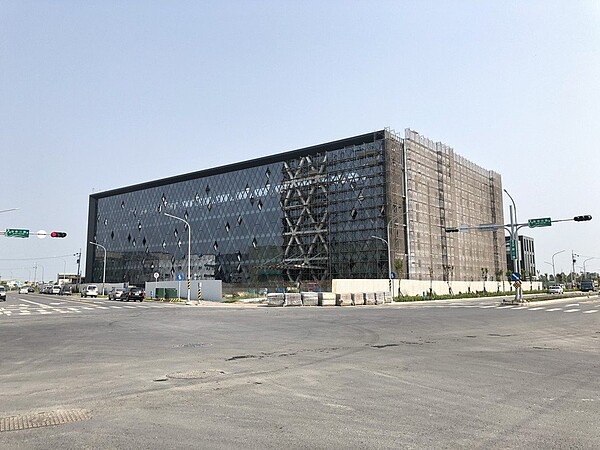台南新吉工業區開發租售成果豐 一至四期用地100%銷售，圖為建廠中的東佑達自動化科技公司廠房外觀。圖/台南市政府經發局提供