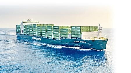 長榮海運與海洋大學再度合作開辦學士後輪機技術人才專班,培育海事人才。圖為長榮貨櫃輪。(本報資料照片)