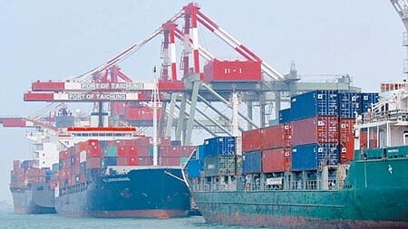 經濟部公布4月外銷訂單為376.6億美元，年減3.7％，圖為台中港。（本報資料照片） 