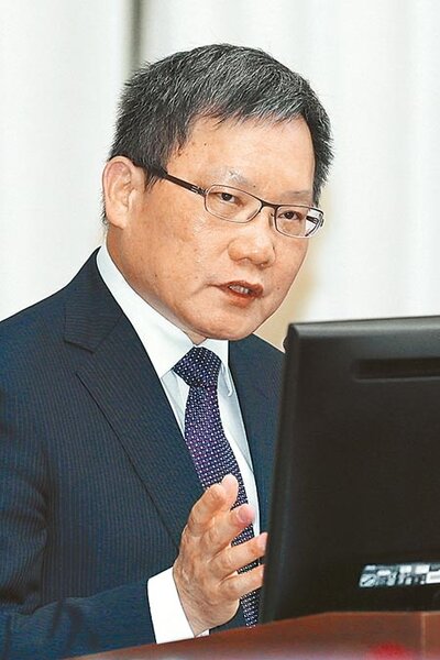 
財政部長蘇建榮指出，為避免政治干擾，今年底前不會提案修《財政收支劃分法》。圖／黃世麒
 