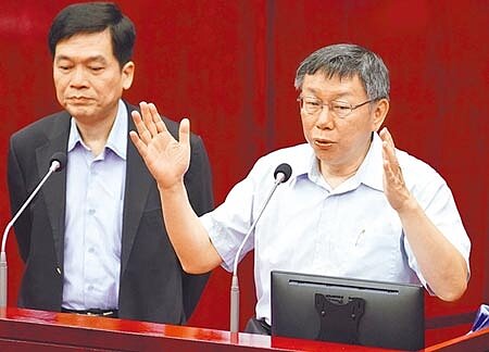 
台北市長柯文哲（右）表示若公宅跳票就會道歉，左為都發局長黃景茂。（季志翔攝）
 