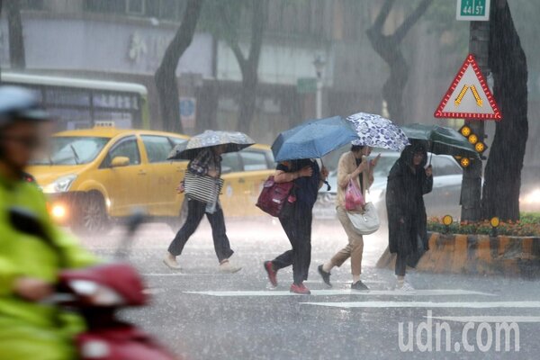 鋒面前緣接觸台灣北部，強對流造成明顯降雨，中央氣象局表示，昨天強降雨落在雙北地區，北市出門的民眾面對暴雨苦不堪言。 記者邱德祥／攝影