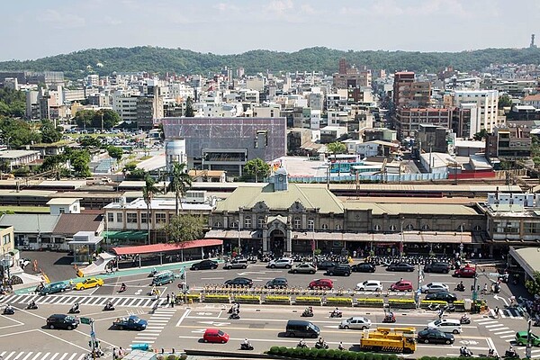 竹市輕軌計畫遭議員質疑是用來掩蓋公車缺失，市長林智堅強調，是要提供快速、安全、便利、準時的交通運具。圖／新竹市府提供