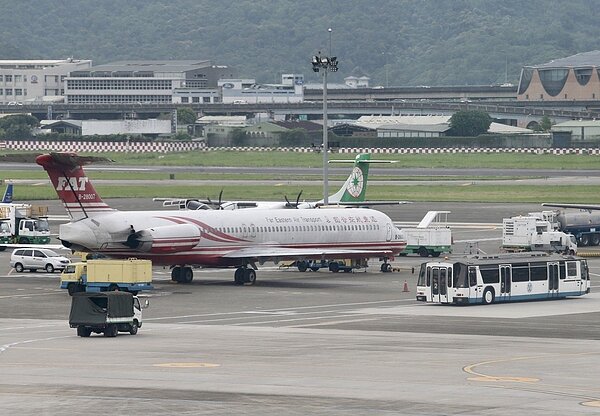 遠東航空日前無預警取消五月底前八條航線、卅一個航班,造成部分旅客至今還無法返台。 記者許正宏/攝影